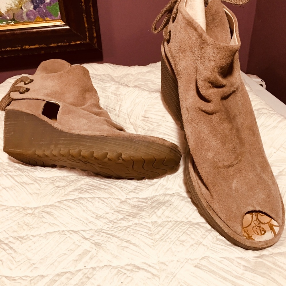 Peep toe wedge suede